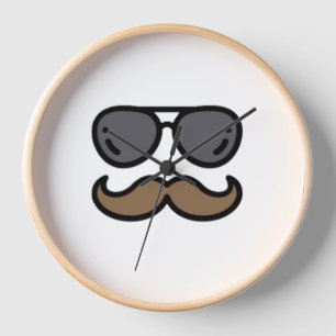 Wanduhr mit einem lustigen Design mit zerbrochener