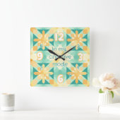 Wanduhr mit gelbem und rotem Steppstil (Zuhause)