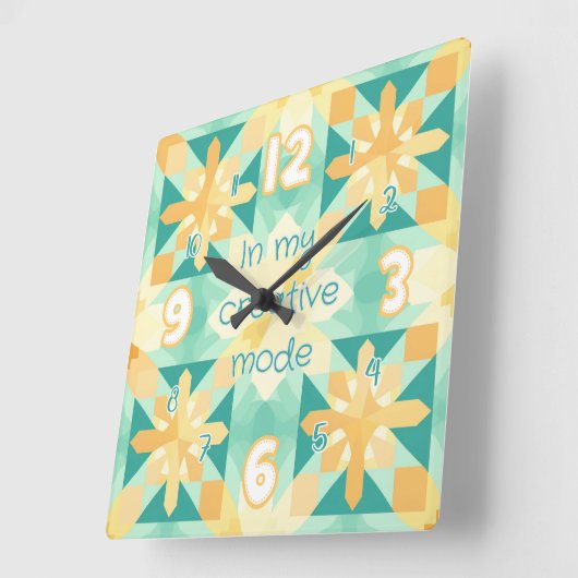 Wanduhr mit gelbem und rotem Steppstil (Winkel)