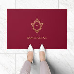 Wappen Burgundy Imitats Gold Vintag Monogram Name Fußmatte<br><div class="desc">Ein elegantes Bordeaux- und Golddesign mit dem Monogramm als Initial in einem Vintagen Wappen, empfohlen als Geschenk für einen Mann. Das Wappen ist Imitat Goldfolie, der Hintergrund ist bordeauxrot. Unter dem Wappen, in kleinen Kappen, ist der Name in goldenen Kappen. Das Vintage Wappen aus einer alten Buchbinderei aus dem Buch...</div>