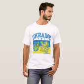 Wappen-Coat in der Ukraine T-Shirt (Vorne ganz)