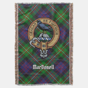 Wappen des Clan MacDonell of Glengarry über Tartan Decke
