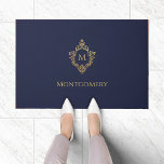 Wappen Monogram Navy Blue Imitats Gold Elegant Ini Fußmatte<br><div class="desc">Eine elegante Marine und Gold-Design mit dem Monogramm-Initial in einem Vintagen Wappen, empfohlen als Geschenk für einen Mann. Das Wappen ist eine goldene Folie aus Imitaten, der Hintergrund ist marineblau. Unter dem Wappen, in kleinen Kappen, ist der Name in goldenen Kappen. Das Vintage Wappen aus einer alten Buchbinderei aus dem...</div>