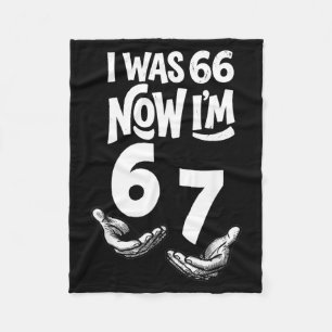 War 66 67 Jahre lustig 67. Geburtstag sechs sieben Fleecedecke
