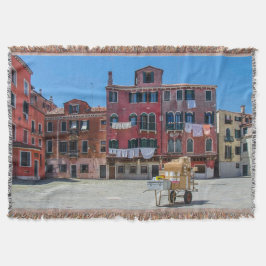 Warenkorb mit Kartons in Venedig Decke