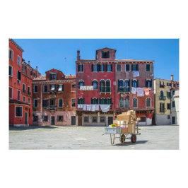 Warenkorb mit Kartons in Venedig Fotodruck