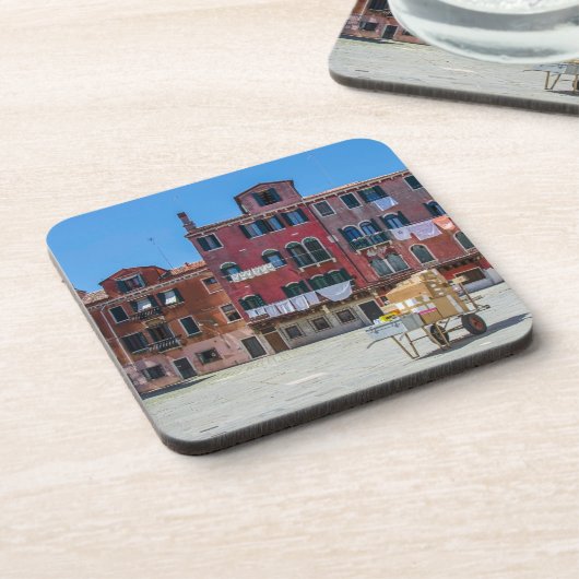 Warenkorb mit Kartons in Venedig Getränkeuntersetzer (Linke Seite)