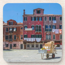 Warenkorb mit Kartons in Venedig