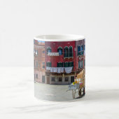 Warenkorb mit Kartons in Venedig Kaffeetasse (Mittel)