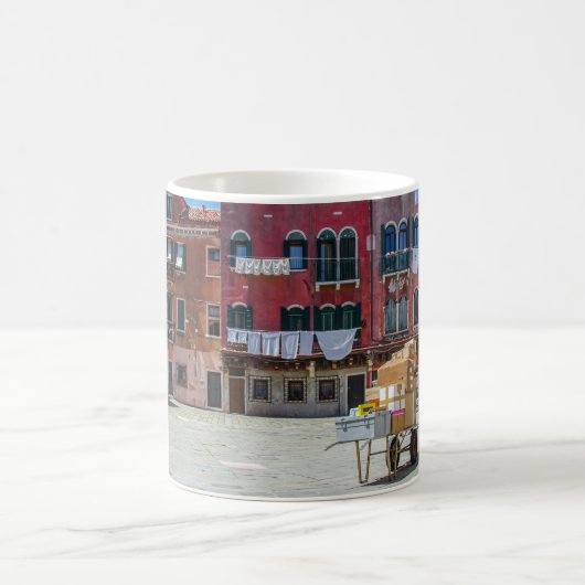 Warenkorb mit Kartons in Venedig Kaffeetasse (Mittel)