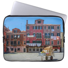 Warenkorb mit Kartons in Venedig Laptopschutzhülle