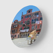 Warenkorb mit Kartons in Venedig Runde Wanduhr (Winkel)