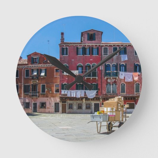 Warenkorb mit Kartons in Venedig Runde Wanduhr (Vorderseite)