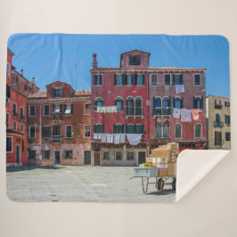 Warenkorb mit Kartons in Venedig Sherpadecke