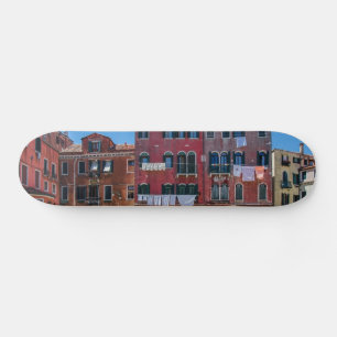 Warenkorb mit Kartons in Venedig Skateboard