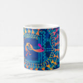 Warli-Malerei - traditionell gezeichnete Handarbei Kaffeetasse (VorderseiteRechts)