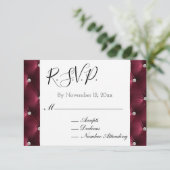 Warm Chic Deep Burgundy Red Velvet Wedding RSVP Begleitkarte (Stehend Vorderseite)