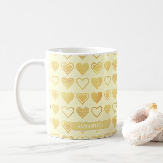 Warm Cream Minimal Hearts Valentine’s Gift Kaffeetasse (Mit Donut)