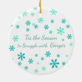 Warm Fuzzies & Winter Flurries Christmas Cat Keramik Ornament (Hinten)