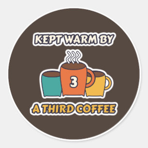 Warm gehalten durch einen dritten Kaffee Runder Aufkleber
