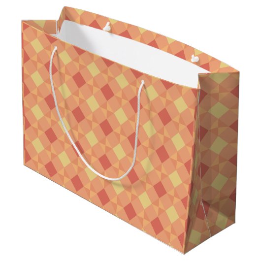 Warm Geometric Diamond Pattern in Peach & Terracot Große Geschenktüte (Rückseite Schrägansicht)