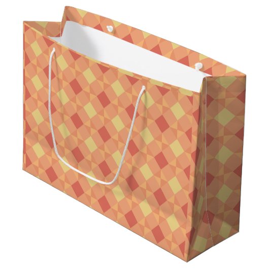 Warm Geometric Diamond Pattern in Peach & Terracot Große Geschenktüte (Vorderseite Schrägansicht)