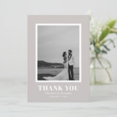 Warm Gray Modern Bold Typografy Wedding Vielen Dan Dankeskarte (Stehend Vorderseite)