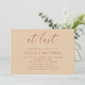 Warm Peach Sand Neutral Wedding | Modern QR Code Einladung (Stehend Vorderseite)