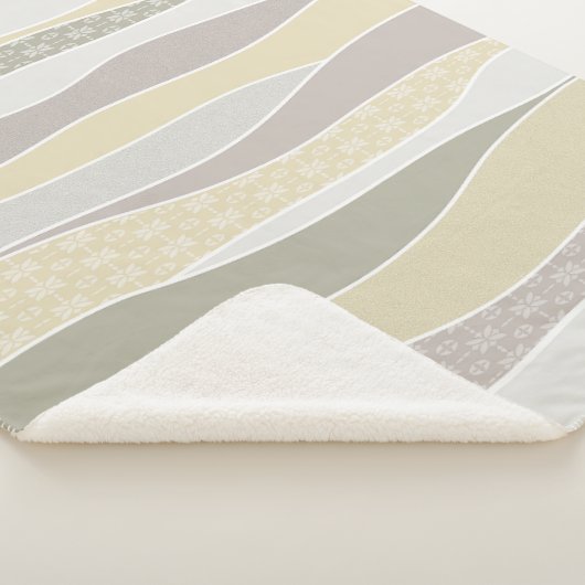 Warm rosa Gelbgrün abgerundeter Streifen Abstrakte Sherpadecke (3/4)