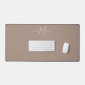 Warmby Beige Mit Monogramm Script Schreibtischunterlage (Tastatur & Maus)