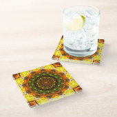 Warme Mandala Kunst mit grünen Formen Glasuntersetzer (Schrägansicht)