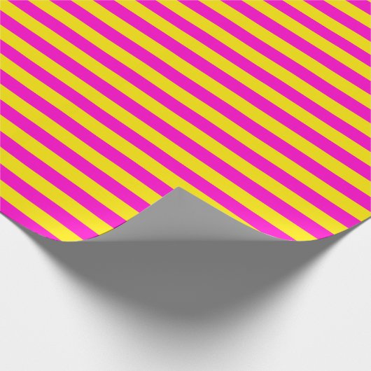 Warme rosa und kanarisch-gelbe Streifen Geschenkpapier (Ecke)