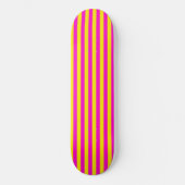 Warme rosa und kanarisch-gelbe Streifen Skateboard (Vorderseite)