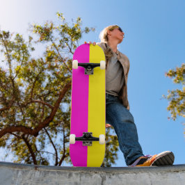 Warme rosa und kanarisch-gelbe Streifen Skateboard