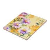 Warme Sonnenlicht Aster-Blume auf hellgelb Fliese (Seite)