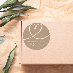 Warme Taupe Herz Baby Shower Minimal Schrift Runder Aufkleber