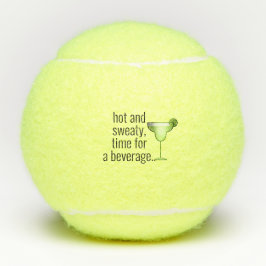 Warme und schwitzige Zeit für ein Getränk Tennisbälle