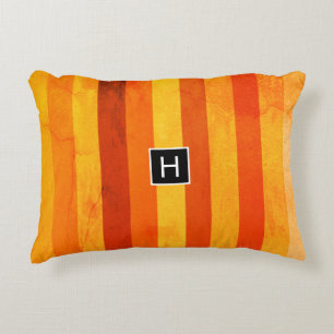 Warme verwitterte orange rote Streifen Monogramm Zierkissen