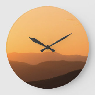 Warmer Mountain Sunset Große Wanduhr