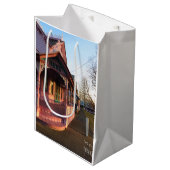 Warmer Sonnenuntergang auf Gingerbread - Martha's Mittlere Geschenktüte (Vorderseite Schrägansicht)