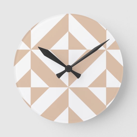 Warmes Beige Geometric Deko Cube Pattern Runde Wanduhr (Vorderseite)