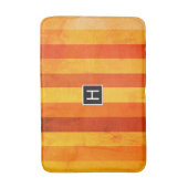 Warmes, gewittertes Orange Red Stripes Monogramm Badematte (Vorderseite Vertikal)