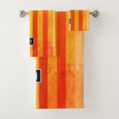 Warmes, gewittertes Orange Red Stripes Monogramm Badhandtuch Set (Insitu)