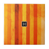 Warmes, gewittertes Orange Red Stripes Monogramm Fliese (Vorderseite)