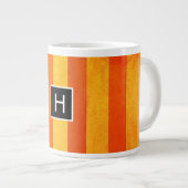 Warmes, gewittertes Orange Red Stripes Monogramm Jumbo-Tasse (Vorderseite Rechts)