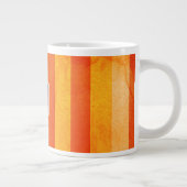 Warmes, gewittertes Orange Red Stripes Monogramm Jumbo-Tasse (Rechts)