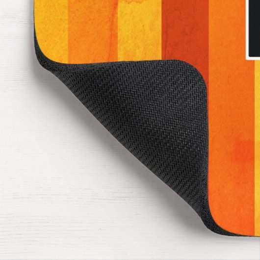 Warmes, gewittertes Orange Red Stripes Monogramm Mousepad (Ecke)