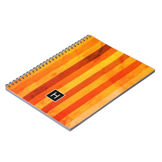 Warmes, gewittertes Orange Red Stripes Monogramm Notizblock (Linke Seite)