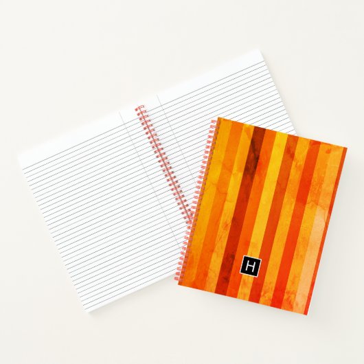 Warmes, gewittertes Orange Red Stripes Monogramm Notizblock (Innenseite)