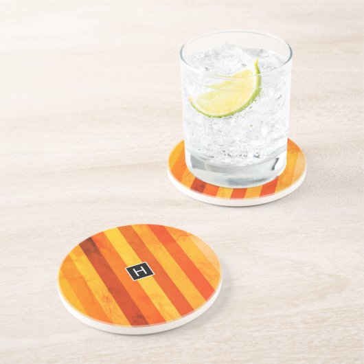 Warmes, gewittertes Orange Red Stripes Monogramm Sandstein Untersetzer (Seite)